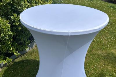 Trois valises vintage empilées, en cuir et tissu, posées sur une surface en extérieur avec de l'herbe en arrière-plan.