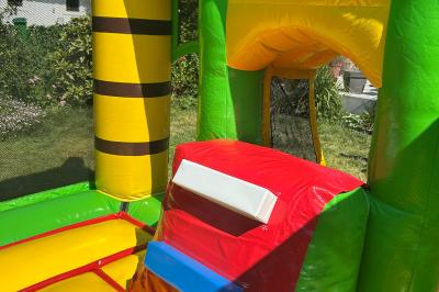 Trois valises vintage empilées, en cuir et tissu, posées sur une surface en extérieur avec de l'herbe en arrière-plan.