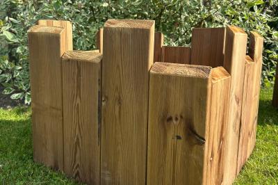 Trois valises vintage empilées, en cuir et tissu, posées sur une surface en extérieur avec de l'herbe en arrière-plan.