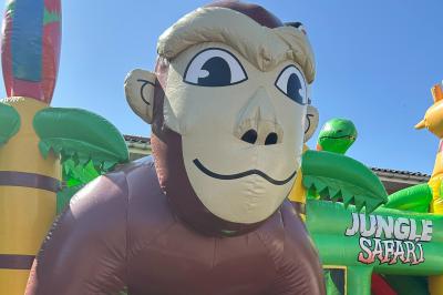 Trois valises vintage empilées, en cuir et tissu, posées sur une surface en extérieur avec de l'herbe en arrière-plan.