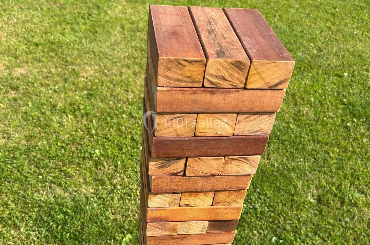 Tour de blocs en bois empilés sur une pelouse verte, vue rapprochée.