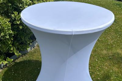 Trois valises vintage empilées, en cuir et tissu, posées sur une surface en extérieur avec de l'herbe en arrière-plan.