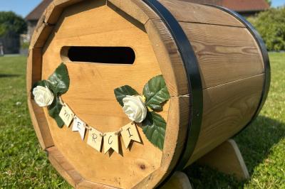 Trois valises vintage empilées, en cuir et tissu, posées sur une surface en extérieur avec de l'herbe en arrière-plan.