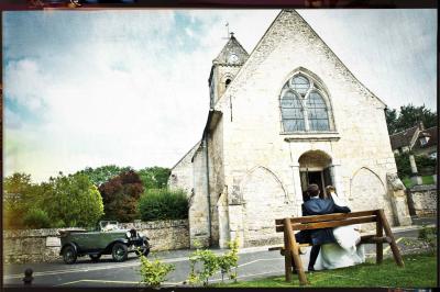 Miniature Victor Podgorski Photographe #4 Un couple en tenue de mariage s'embrasse dans un champ de blé, tenant des ballons colorés sous un ciel bleu.
