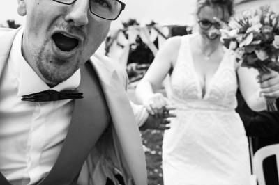 Miniature Amanda Pictures #7 Un couple en tenue de mariage danse dans un jardin baigné par une lumière dorée.