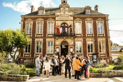 Miniature Amanda Pictures #8 Un couple en tenue de mariage danse dans un jardin baigné par une lumière dorée.