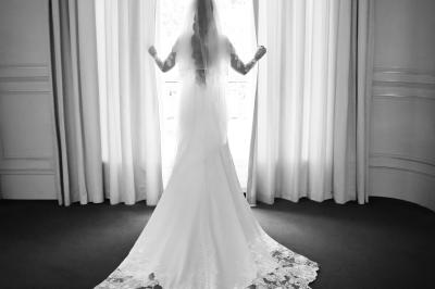 Miniature Amanda Pictures #4 Un couple en tenue de mariage danse dans un jardin baigné par une lumière dorée.