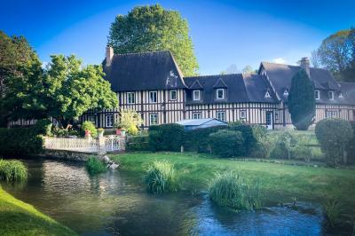Miniature Amanda Pictures #11 Un couple en tenue de mariage danse dans un jardin baigné par une lumière dorée.