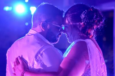 Miniature Amanda Pictures #5 Un couple en tenue de mariage danse dans un jardin baigné par une lumière dorée.