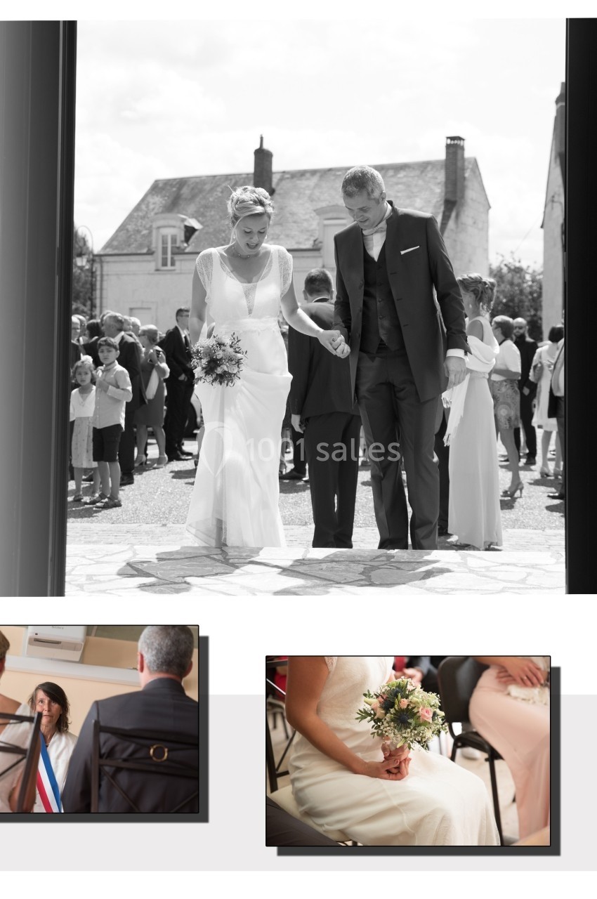 Un couple de mariés sort d'un bâtiment sous le regard des invités rassemblés à l'extérieur.