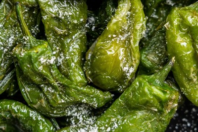 Miniature Traiteur Boulogne-Billancourt (Hauts-de-Seine) - Bellota Bellota #13 Tentacules de poulpe en train de cuire dans une poêle, manipulés avec une pince en métal.