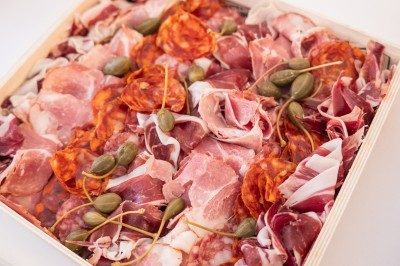 Miniature Traiteur Boulogne-Billancourt (Hauts-de-Seine) - Bellota Bellota #12 Tentacules de poulpe en train de cuire dans une poêle, manipulés avec une pince en métal.