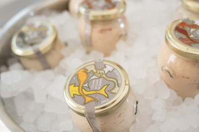 Miniature Traiteur Boulogne-Billancourt (Hauts-de-Seine) - Bellota Bellota #10 Tentacules de poulpe en train de cuire dans une poêle, manipulés avec une pince en métal.