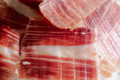 Miniature Traiteur Boulogne-Billancourt (Hauts-de-Seine) - Bellota Bellota #7 Tentacules de poulpe en train de cuire dans une poêle, manipulés avec une pince en métal.