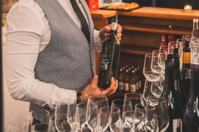 Miniature Traiteur Boulogne-Billancourt (Hauts-de-Seine) - Bellota Bellota #6 Tentacules de poulpe en train de cuire dans une poêle, manipulés avec une pince en métal.