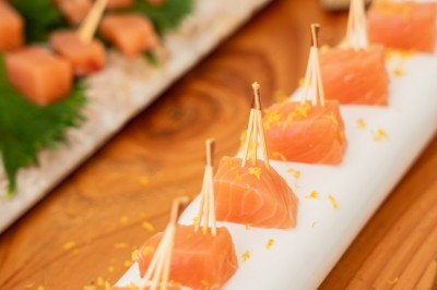 Miniature Traiteur Boulogne-Billancourt (Hauts-de-Seine) - Bellota Bellota #3 Tentacules de poulpe en train de cuire dans une poêle, manipulés avec une pince en métal.