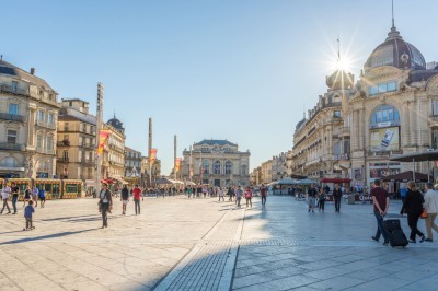 Vue d'un salon professionnel avec des stands exposant des vélos et des accessoires dans un grand hall lumineux.