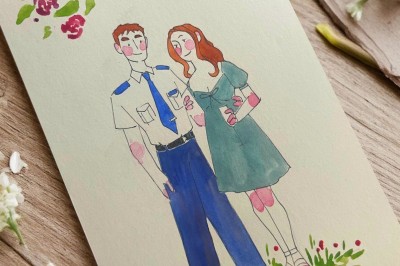 Illustration d'une femme souriante en tenue décontractée, posée sur une table en bois avec des coquillages en arrière-plan.