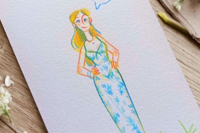 Illustration d'une femme souriante en tenue décontractée, posée sur une table en bois avec des coquillages en arrière-plan.