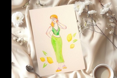 Illustration d'une femme souriante en tenue décontractée, posée sur une table en bois avec des coquillages en arrière-plan.