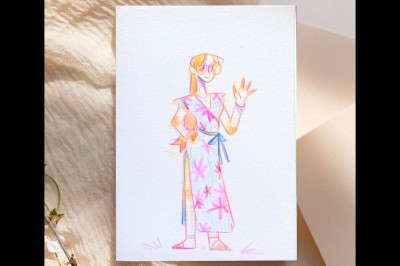 Illustration d'une femme souriante en tenue décontractée, posée sur une table en bois avec des coquillages en arrière-plan.