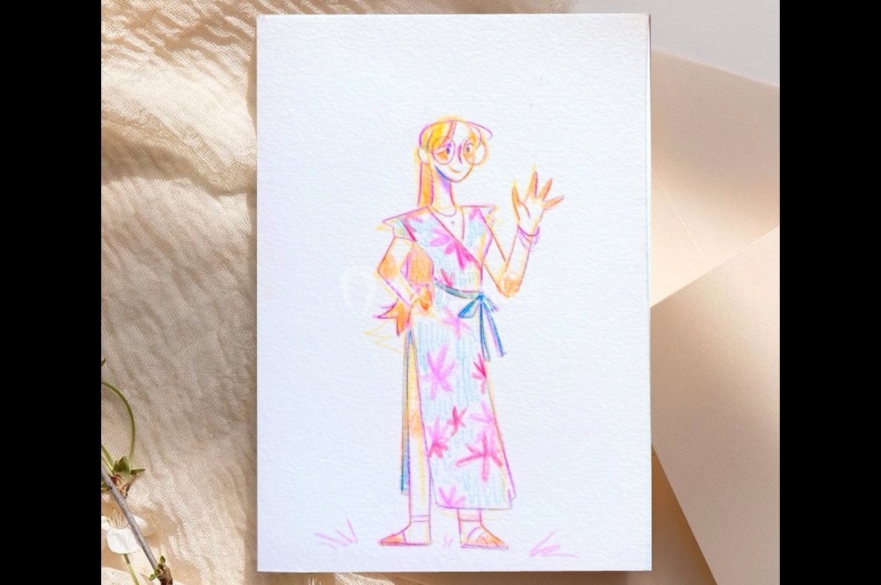 Illustration colorée d'une personne souriante en robe fleurie, levant une main, sur un fond clair et texturé.