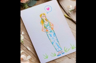 Illustration d'une femme souriante en tenue décontractée, posée sur une table en bois avec des coquillages en arrière-plan.