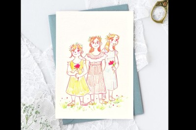 Illustration d'une femme souriante en tenue décontractée, posée sur une table en bois avec des coquillages en arrière-plan.