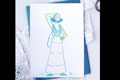 Illustration d'une femme souriante en tenue décontractée, posée sur une table en bois avec des coquillages en arrière-plan.