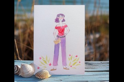 Illustration d'une femme souriante en tenue décontractée, posée sur une table en bois avec des coquillages en arrière-plan.