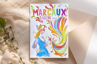 Illustration d'une femme souriante en tenue décontractée, posée sur une table en bois avec des coquillages en arrière-plan.