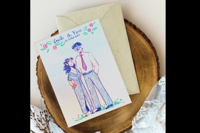 Illustration d'une femme souriante en tenue décontractée, posée sur une table en bois avec des coquillages en arrière-plan.