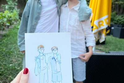 Illustration d'une femme souriante en tenue décontractée, posée sur une table en bois avec des coquillages en arrière-plan.