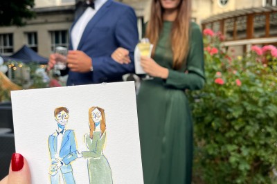 Illustration d'une femme souriante en tenue décontractée, posée sur une table en bois avec des coquillages en arrière-plan.