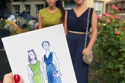 Illustration d'une femme souriante en tenue décontractée, posée sur une table en bois avec des coquillages en arrière-plan.