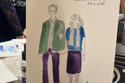 Illustration peinte à la main représentant un homme et deux enfants dans un style artistique, avec des noms et une date…