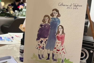 Illustration peinte à la main représentant un homme et deux enfants dans un style artistique, avec des noms et une date…