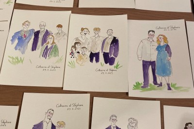 Illustration peinte à la main représentant un homme et deux enfants dans un style artistique, avec des noms et une date…