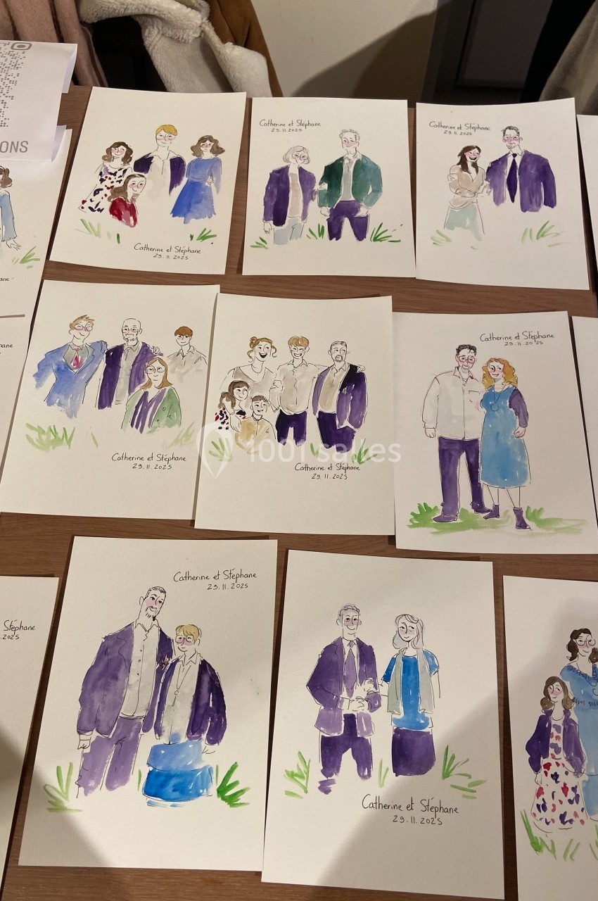 Illustrations colorées représentant des portraits de groupe et de couples, disposées sur une table en bois.
