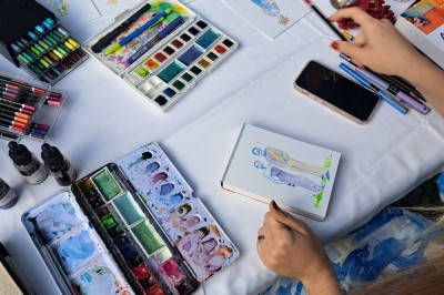 Deux illustrations colorées de femmes stylisées, l'une entourée de roses, l'autre de citrons, posées sur un tissu beige.