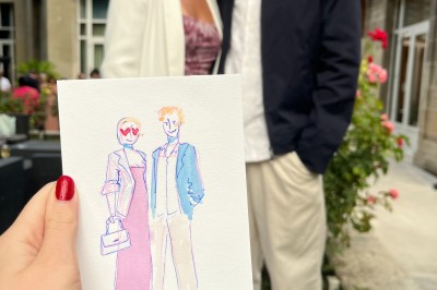 Deux illustrations colorées de femmes stylisées, l'une entourée de roses, l'autre de citrons, posées sur un tissu beige.