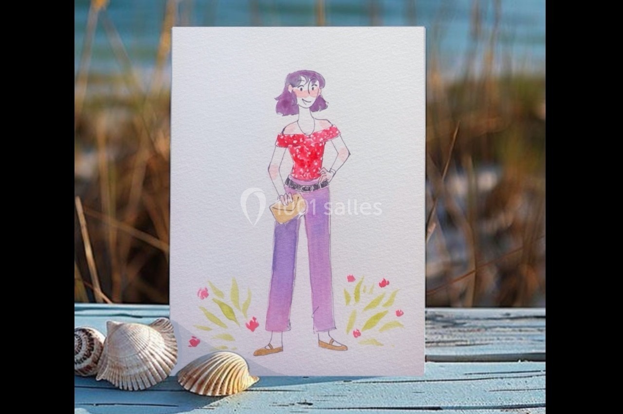 Illustration d'une femme souriante en tenue décontractée, posée sur une table en bois avec des coquillages en arrière-plan.