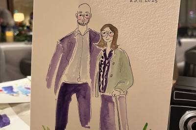 Deux illustrations colorées de femmes stylisées, l'une entourée de roses, l'autre de citrons, posées sur un tissu beige.