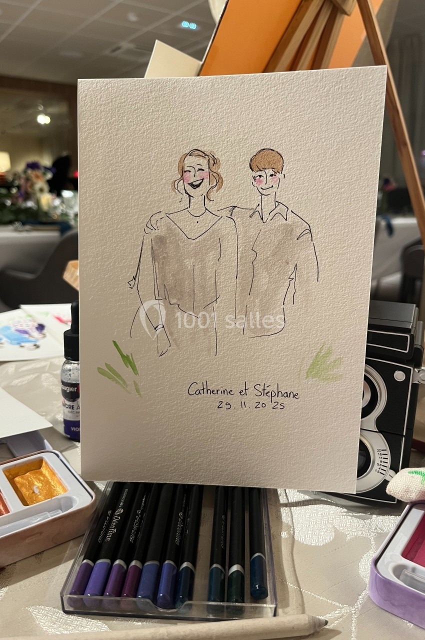 Illustration d'un couple souriant, entouré de fournitures d'art, avec leurs prénoms et une date inscrits en bas.