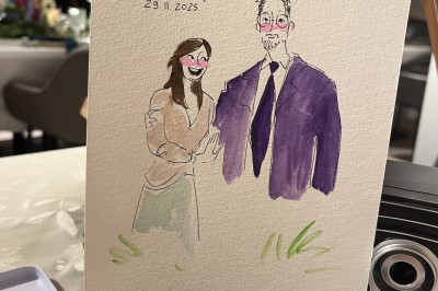 Deux illustrations colorées de femmes stylisées, l'une entourée de roses, l'autre de citrons, posées sur un tissu beige.