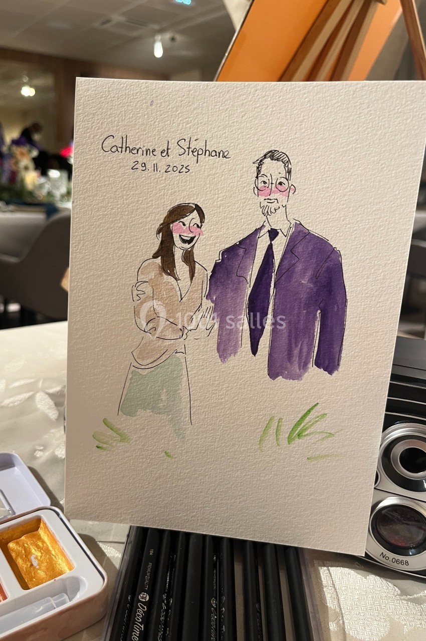 Portrait illustré d'un couple souriant, peint à l'aquarelle, posé sur une table avec des fournitures d'art.
