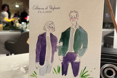 Deux illustrations colorées de femmes stylisées, l'une entourée de roses, l'autre de citrons, posées sur un tissu beige.