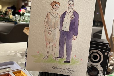 Deux illustrations colorées de femmes stylisées, l'une entourée de roses, l'autre de citrons, posées sur un tissu beige.