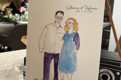 Deux illustrations colorées de femmes stylisées, l'une entourée de roses, l'autre de citrons, posées sur un tissu beige.