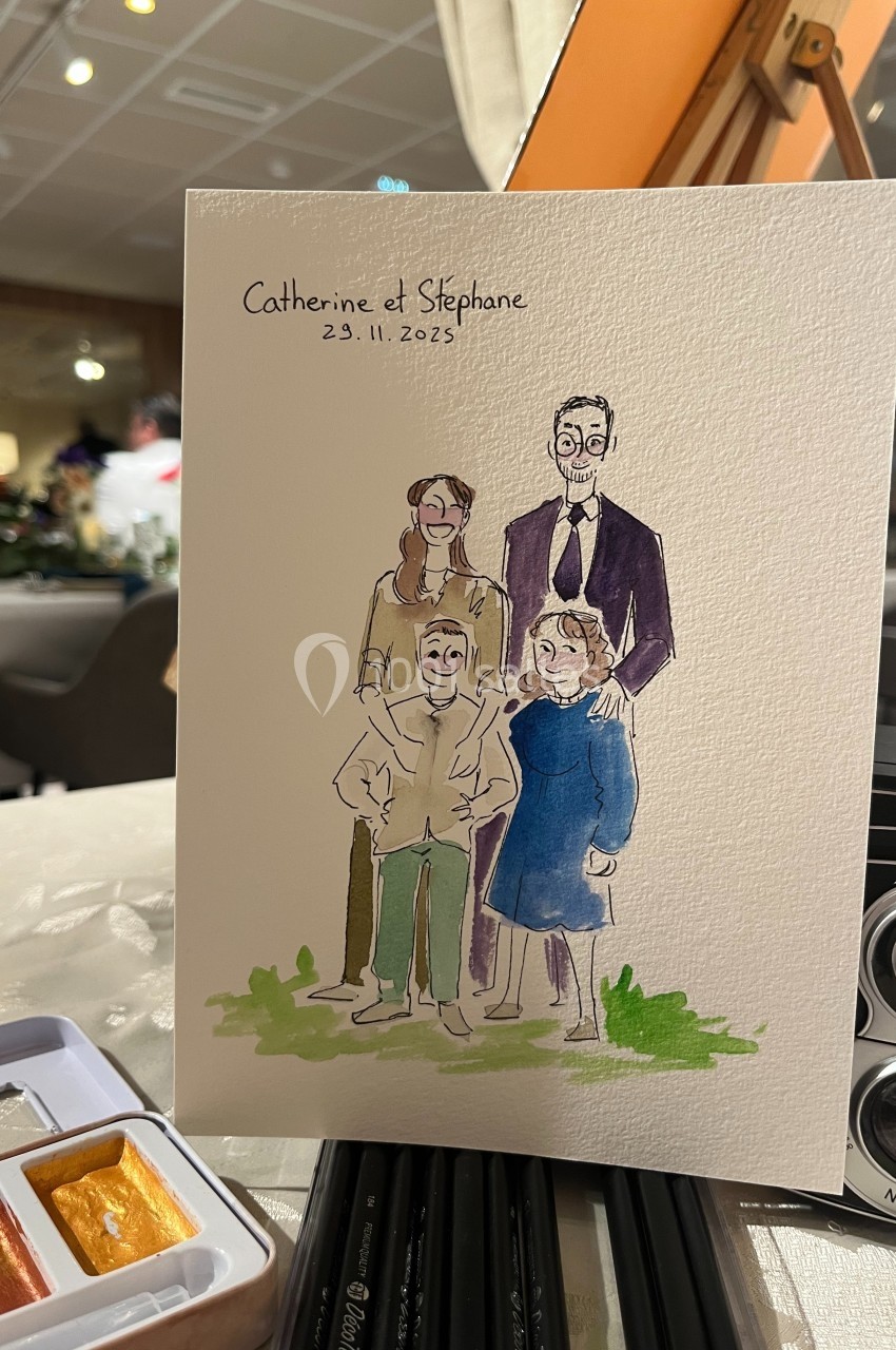 Illustration d'une famille de quatre personnes sur une carte posée sur une table avec des crayons et des peintures.